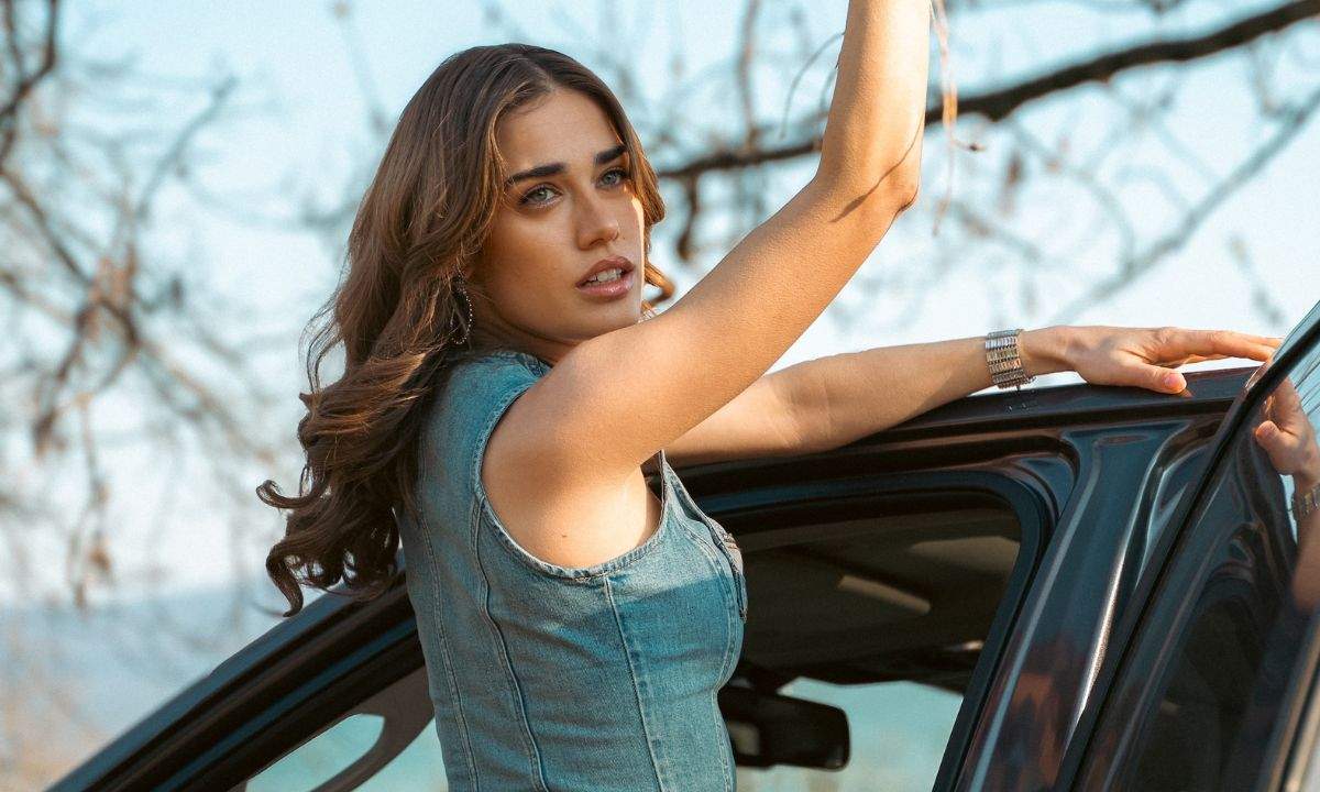 Clara annuncia le date del tour estate 2026 dopo il singolo Le ragazze con Sangiovanni