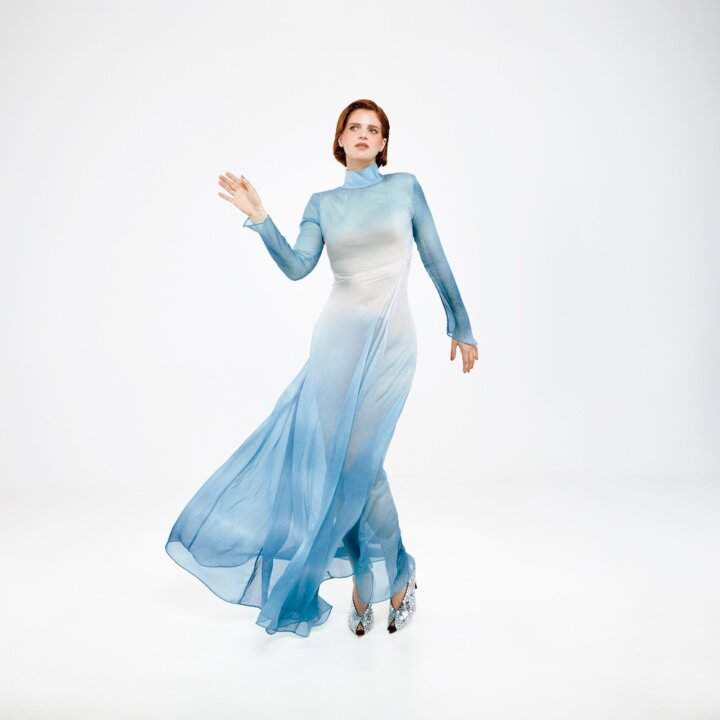 Cover del singolo Basta poco di Chiara Galiazzo: l'artista in abito azzurro fluttuante su sfondo bianco

