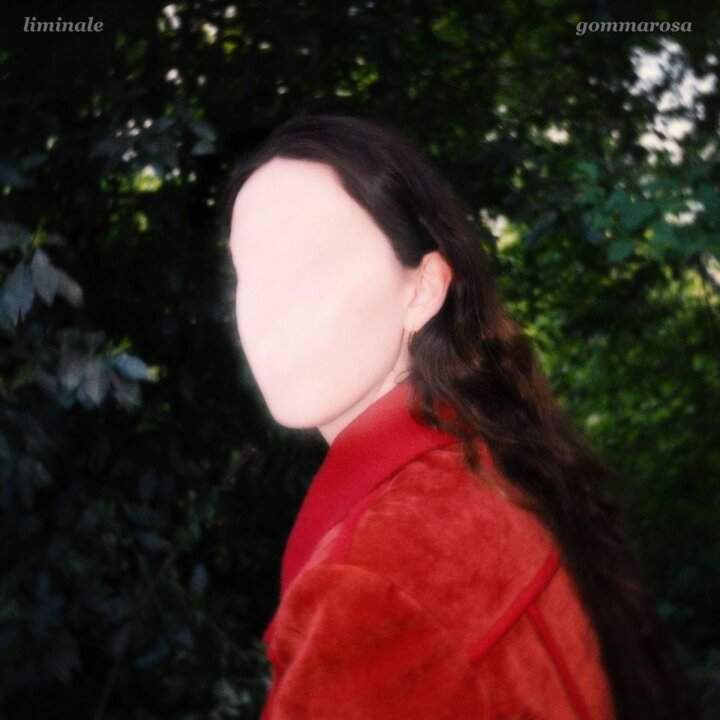 Cover dell'EP liminale di gommarosa: figura di donna con giacca rossa di velluto su sfondo verde, viso coperto da una maschera rosa che ne cancella i tratti