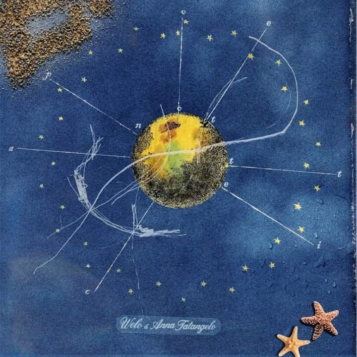 Cover del singolo Notte poetica di Welo e Anna Tatangelo: una luna gialla al centro circondata da stelle, costellazioni che disegnano il titolo, sfondo blu notte con stelle marine
