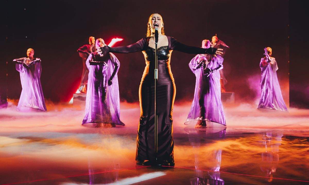 Delia sul palco durante un concerto del Sicilia Bedda Tour 2026