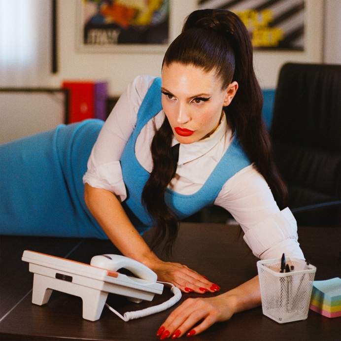 Cover of the single Businessman by Ditonellapiaga with the artist on an office desk