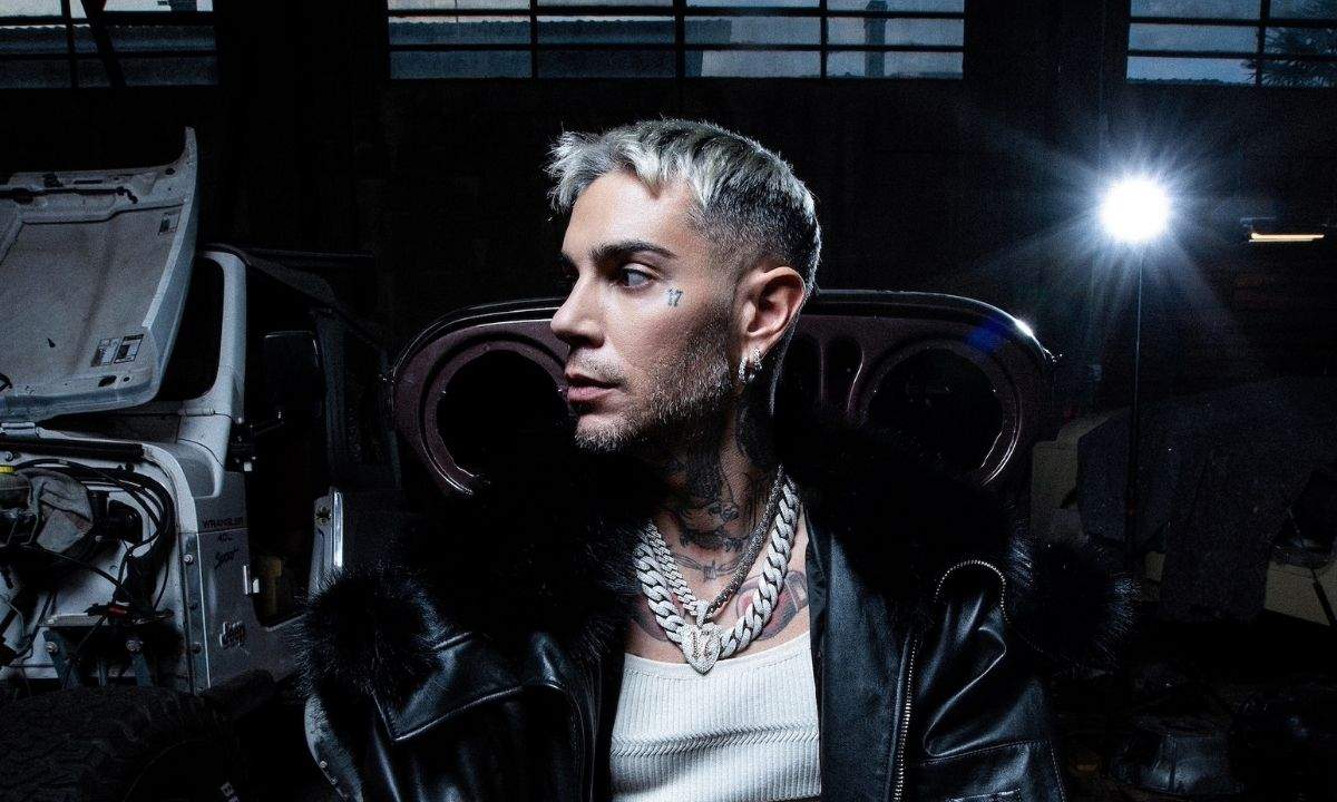 Emis Killa durante il live al Fabrique di Milano del Club Tour 2026