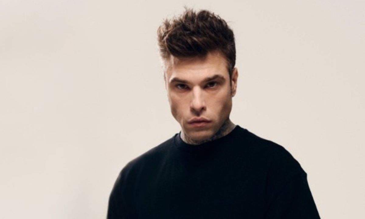Fedez durante un’apparizione pubblica nel periodo del presunto trasloco con Giulia Honegger, mentre cresce l’attesa per il singolo estivo 2026