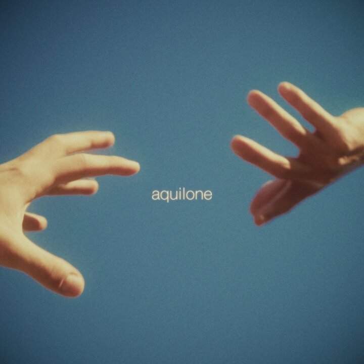 Copertina del singolo aquilone di Fellow con due mani che si protendono nel cielo blu