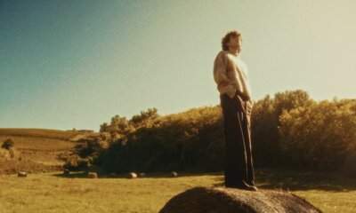Fellow su una balla di fieno in un campo dorato nello scatto promo del singolo aquilone