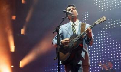Fulminacci in concerto con la chitarra durante un’esibizione dal vivo
