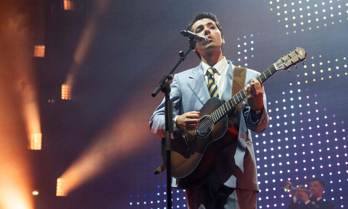 Fulminacci in concerto con la chitarra durante un’esibizione dal vivo