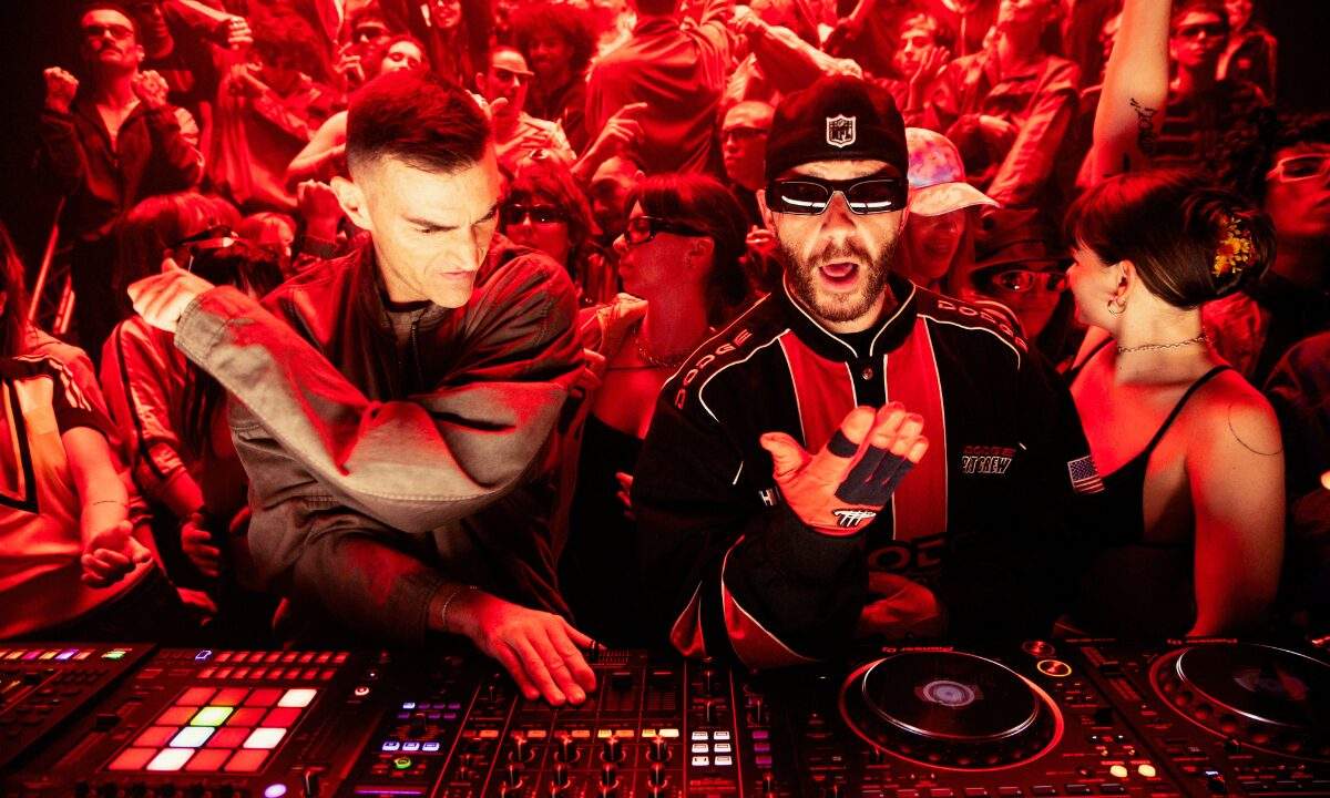 Gabry Ponte e Salmo alla console DJ tra il pubblico nella foto promo di TIK TAK