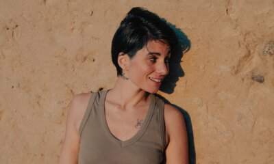 Giordana Angi appoggiata a un muro di pietra, foto promozionale del singolo Quando poi ci lasceremo.