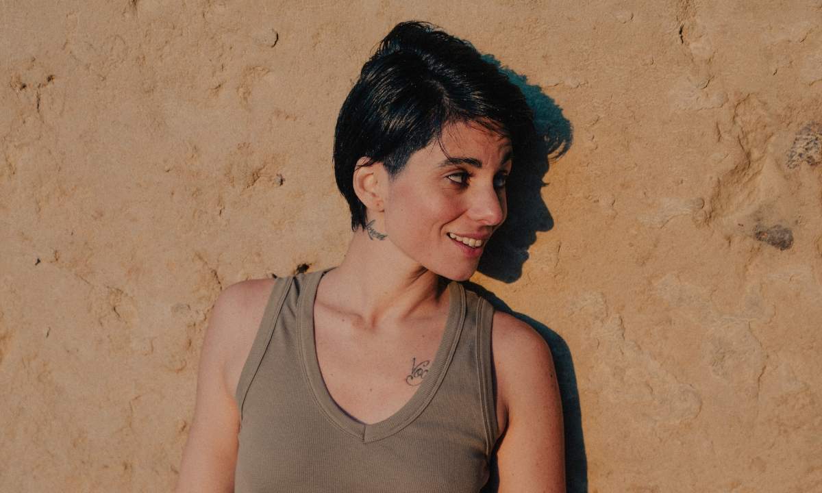 Giordana Angi appoggiata a un muro di pietra, foto promozionale del singolo Quando poi ci lasceremo.