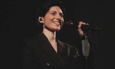 Giordana Angi sul palco durante il tour nei teatri italiani