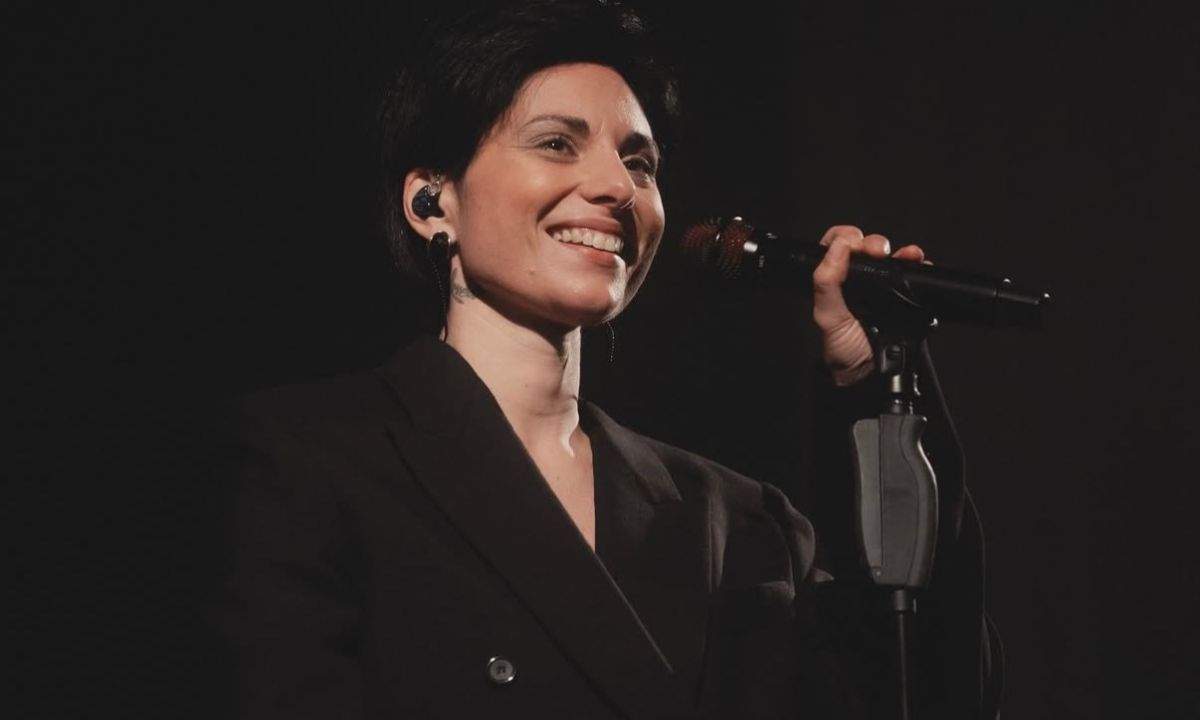 Giordana Angi sul palco durante il tour nei teatri italiani