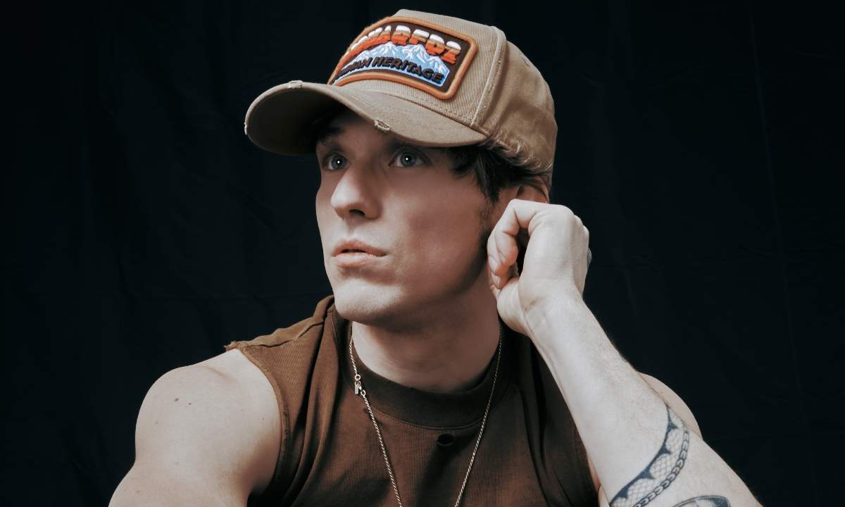 Irama, foto promozionale del nuovo singolo "Cabana" in uscita il 15 maggio.