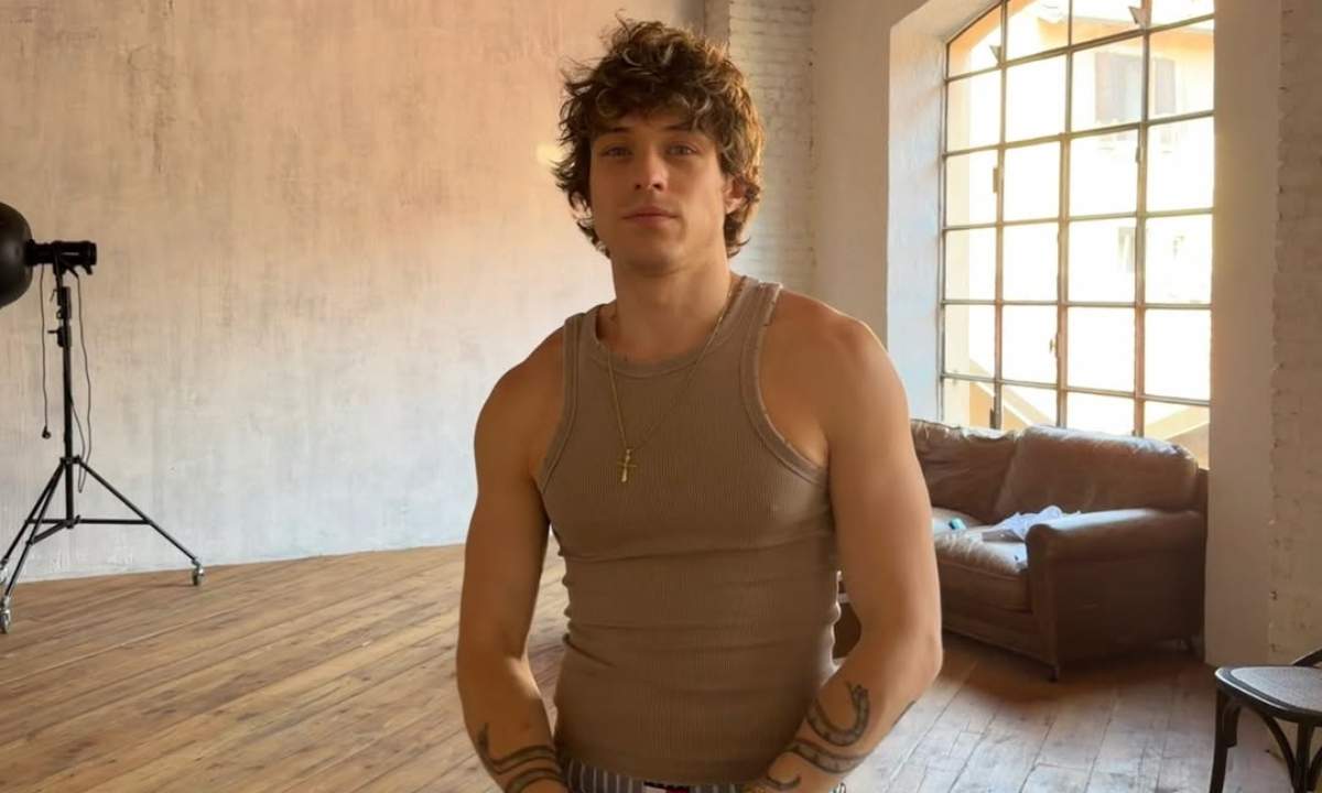 Irama in studio nella foto promo dopo l'annuncio del ruolo di giudice a X Factor 2026
