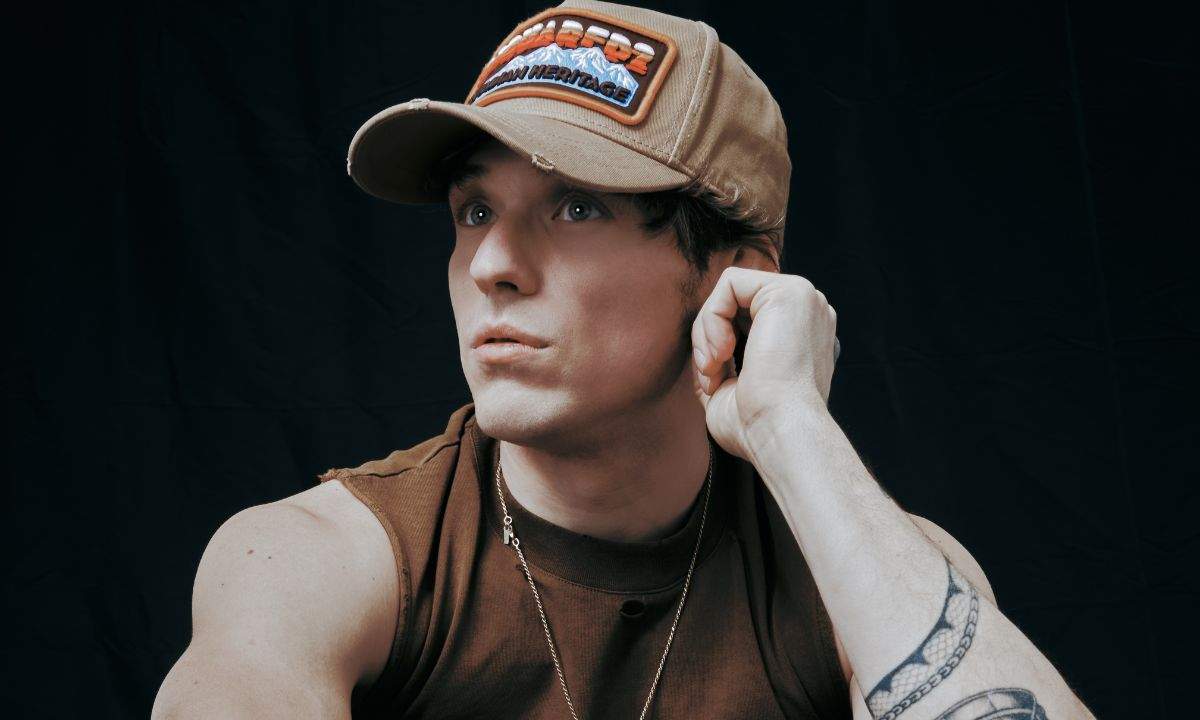 Irama durante un live in attesa del concerto allo Stadio San Siro di Milano nel 2026
