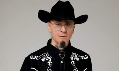 J-Ax con outfit western nella foto promozionale legata al nuovo progetto Vita Morte Miracoli