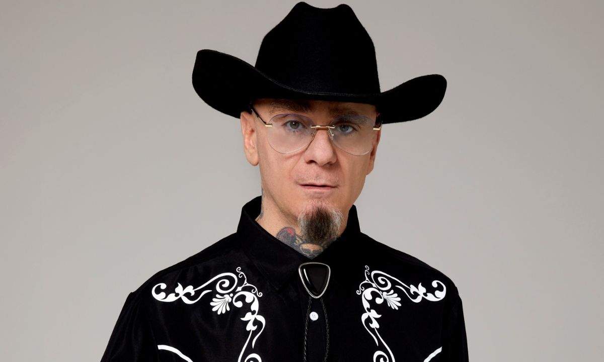 J-Ax con outfit western nella foto promozionale legata al nuovo progetto Vita Morte Miracoli
