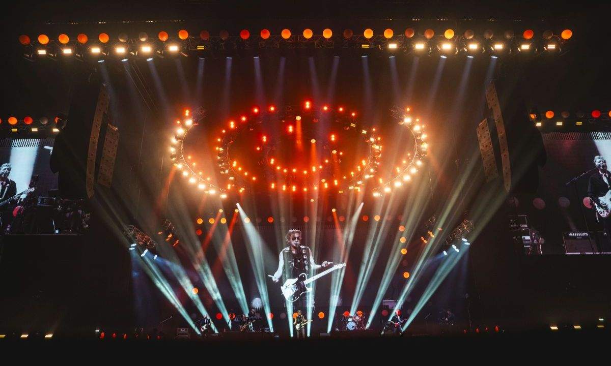 Luciano Ligabue sul palco dell’Unipol Dome di Milano durante il concerto che anticipa il tour negli stadi del 2026