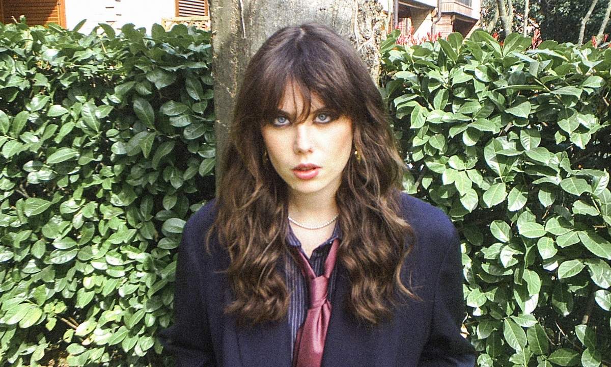 Lil Jolie nella copertina di Passaporti e caramelle, nuovo singolo indie rock in uscita il 15 maggio per BMG.