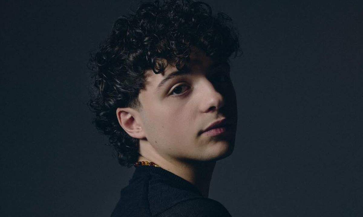 Lorenzo Salvetti nella foto promo dell'EP Stupida Vita dopo la vittoria ad Amici 25