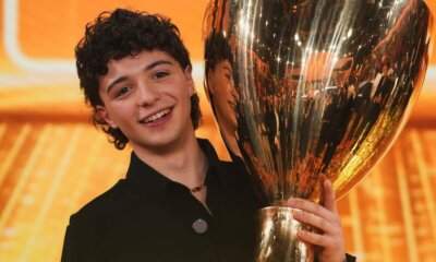 Lorenzo Salvetti vincitore di Amici 25 sorride con la coppa nello studio di Canale 5 il 17 maggio 2026