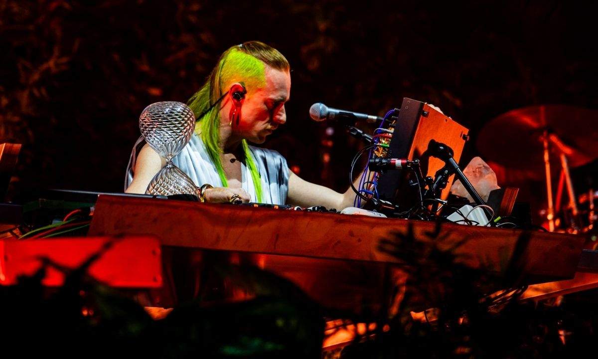 MACE durante un live del 2026 in DJ set
