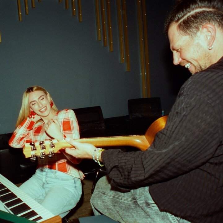 Mara Sattei and Enrico Nigiotti in the studio with the guitar during the Saturday evening sessions