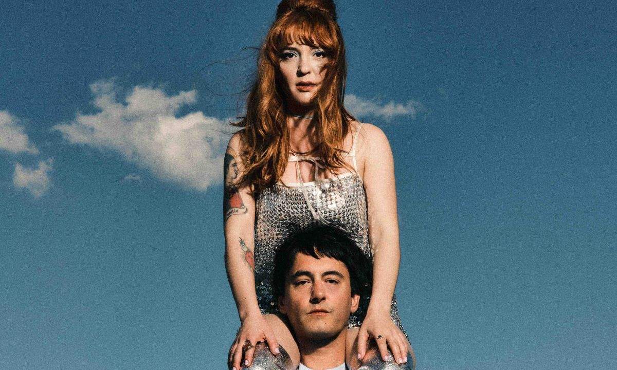 Maria Antonietta in mini dress argento sulle spalle di Colombre per il singolo Senza Vestiti