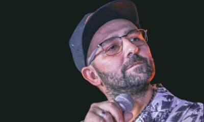 Massimiliano Longo, direttore di All Music Italia, sul palco con microfono in mano durante un evento, foto a corredo dell'articolo sulla sentenza di assoluzione del Tribunale di Ancona