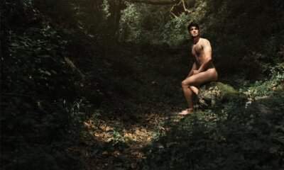 Matteo Faustini nella foto promo del singolo Siamo nati liberi, ritratto in un bosco