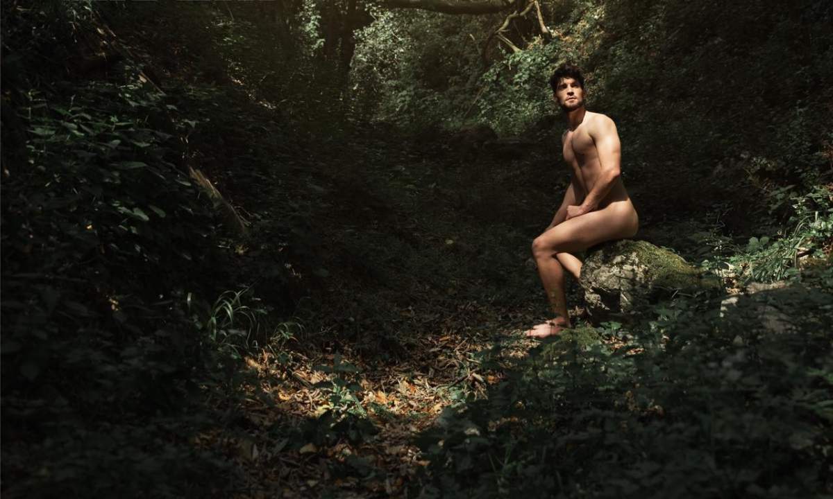 Matteo Faustini nella foto promo del singolo Siamo nati liberi, ritratto in un bosco