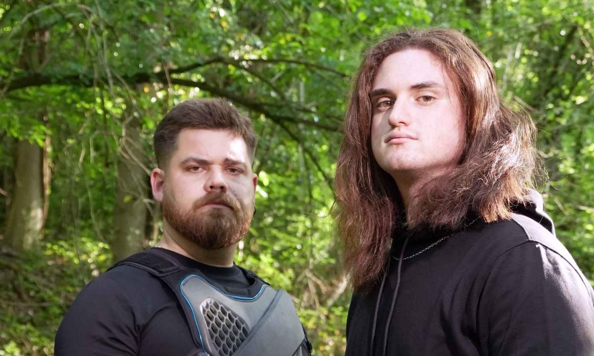 Neiki e DECI nella foto promo del nuovo singolo ciò che amavo di te, ritratti in un ambiente boschivo