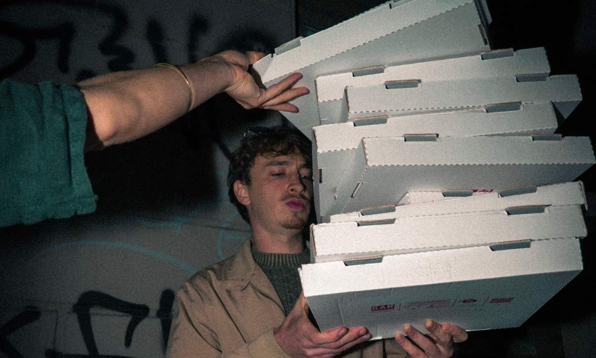 Neno nella foto promozionale di Canzoni per gli amici, singolo che chiude l’EP omonimo