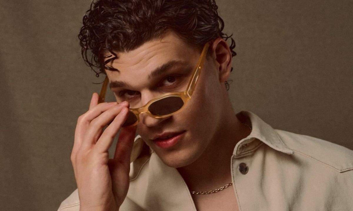 Nicolò Filippucci nella foto promo del singolo Mantra, con occhiali da sole e camicia chiara