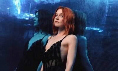 Noemi nella foto promo del nuovo singolo Tu cosa fai questa sera, in ambientazione notturna blu