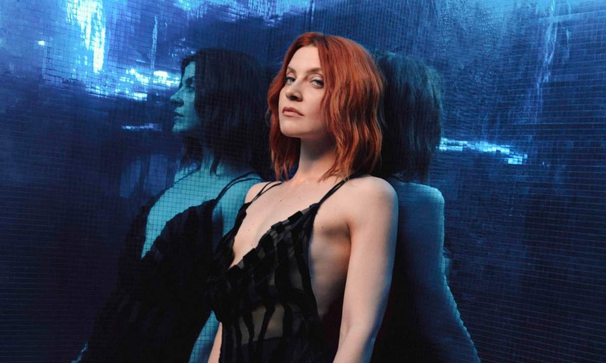 Noemi nella foto promo del nuovo singolo Tu cosa fai questa sera, in ambientazione notturna blu