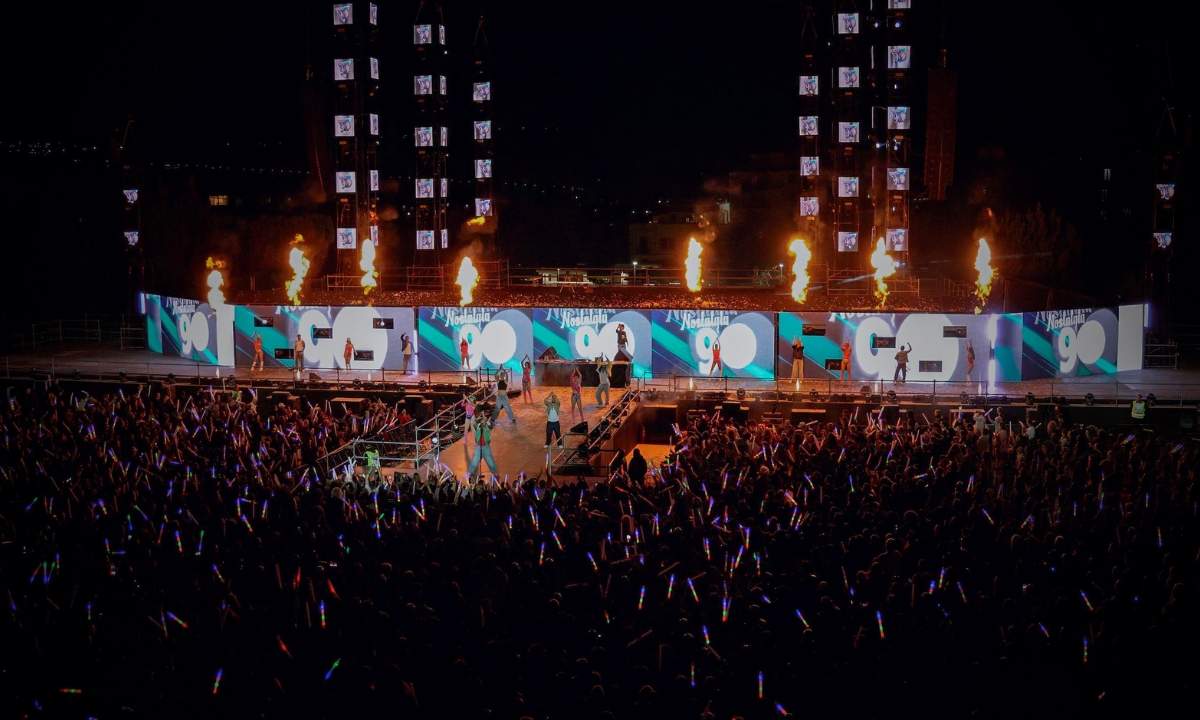 Nostalgia 90 tour 2026 con pubblico e palco durante uno show dal vivo