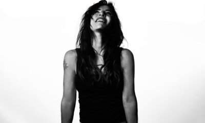Paola Turci sorride in una foto in bianco e nero scattata per il singolo Vita Mia.