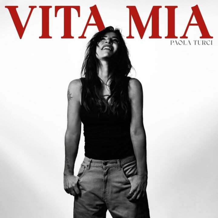 Cover del singolo Vita Mia di Paola Turci: titolo in rosso su sfondo bianco con la cantautrice in primo piano.
