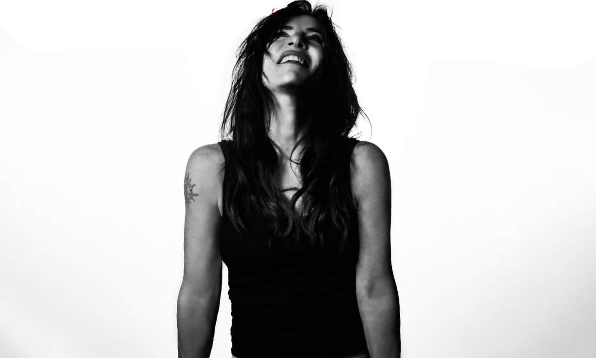 Paola Turci sorride in una foto in bianco e nero scattata per il singolo Vita Mia.