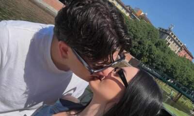 Petit nello scatto promo del singolo A me a me, in un bacio estivo all'aperto