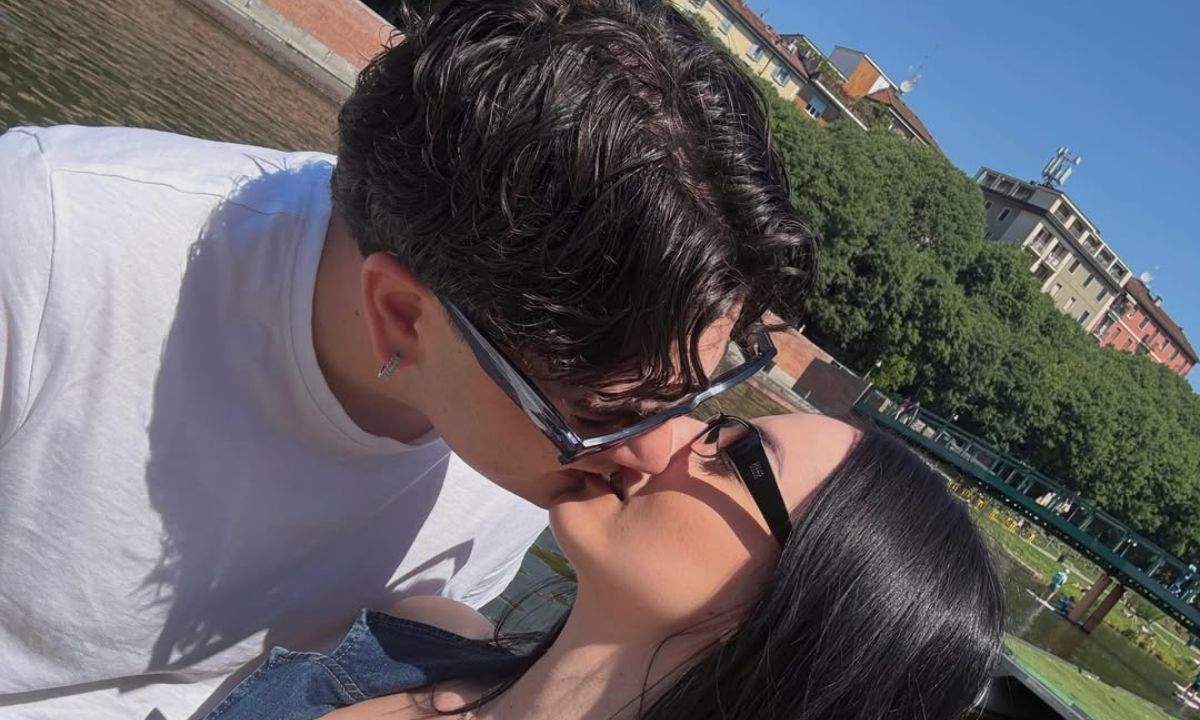 Petit nello scatto promo del singolo A me a me, in un bacio estivo all'aperto