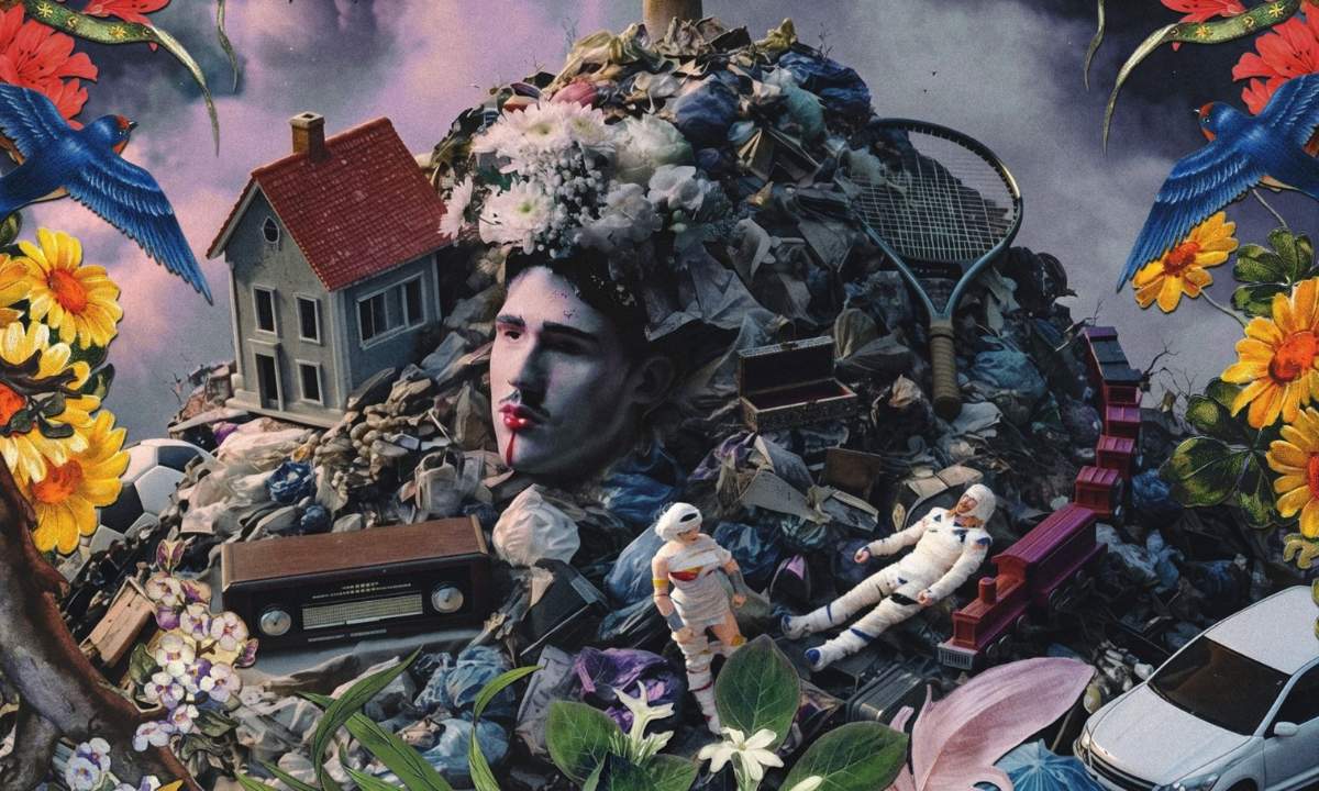 Spezzone della copertina dell'EP Affogare in acque amiche di Primogenito con casa, fiori, radio e bambole