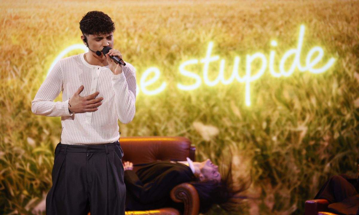 Riccardo Stimolo durante un'esibizione al Serale di Amici 25: le sue parole dopo l'eliminazione.