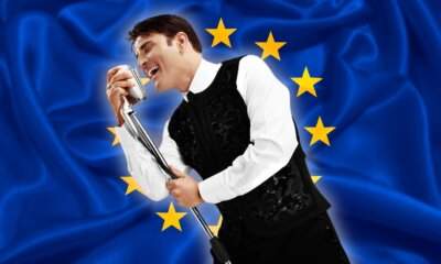 Sal Da Vinci canta Per sempre sì all'Eurovision Song Contest 2026 con sullo sfondo la bandiera europea