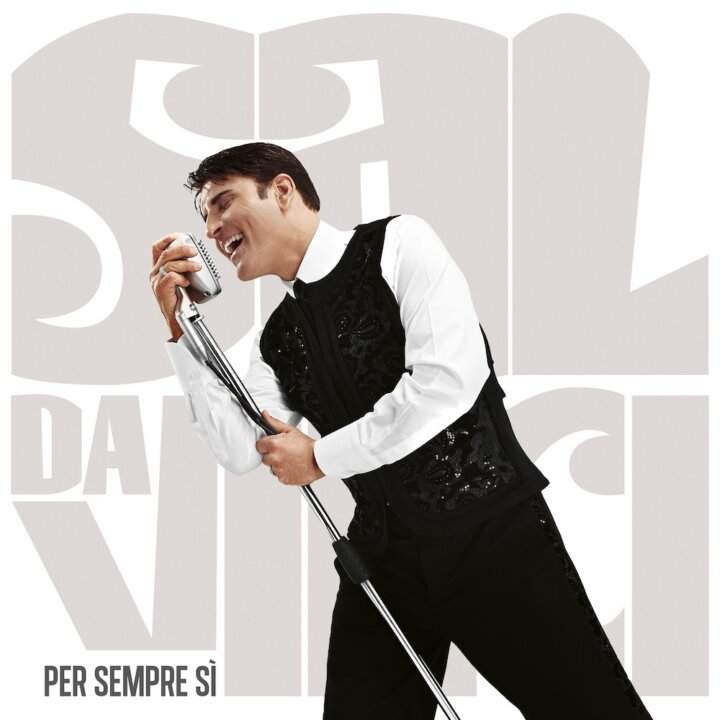Copertina dell'album Per sempre sì di Sal Da Vinci con il cantante al microfono e il titolo in bianco e nero