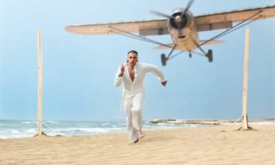 Samurai Jay corre sulla spiaggia in una scena legata a FLAMENCO PARANOIA
