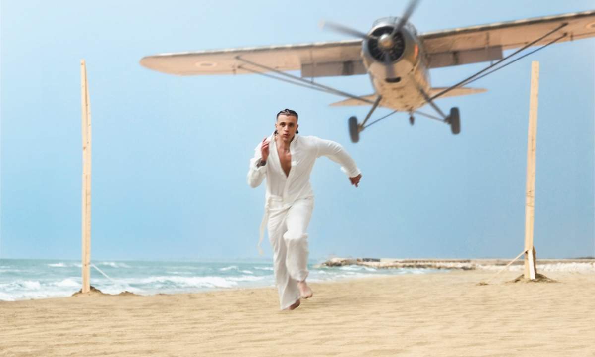 Samurai Jay corre sulla spiaggia in una scena legata a FLAMENCO PARANOIA