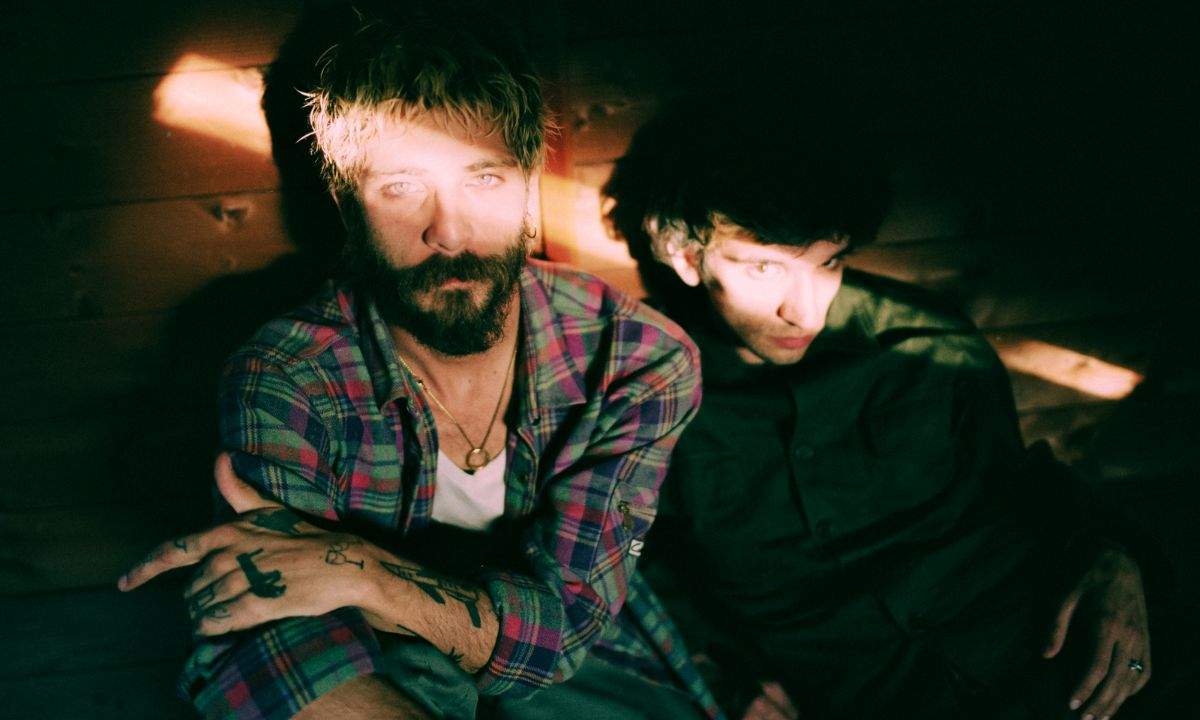 Santi Francesi nella foto promo del nuovo singolo Guerrilla, Alessandro De Santis e Mario Francese in ambiente notturno